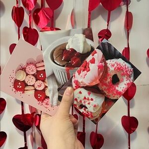 5 Valentine's Day Heart-Themed Party Cards - Hallmark with enveloppes included